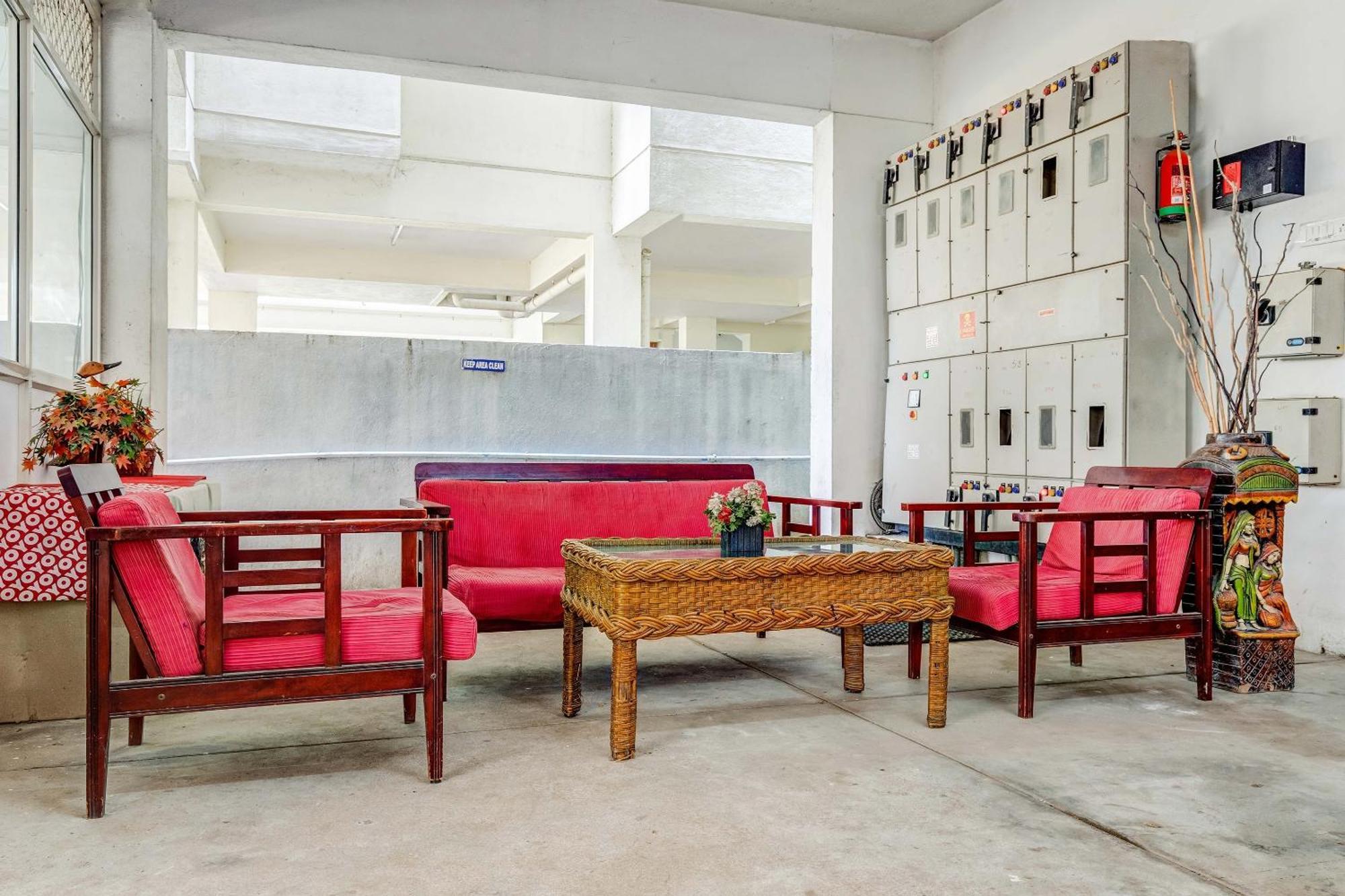 होटल Super Oyo O Jeyam Residency